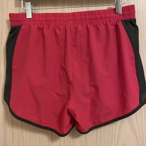 Under Armour NWT Light Red and Black Athletic Running Shorts Women’s Medium - Picture 2 of 8